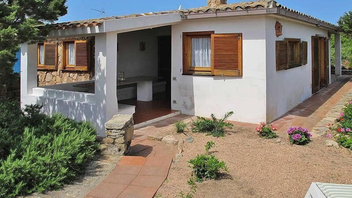 Portobello di Gallura Villa | Villa a short walk from the sea surrounded by a garden with trees, plants and flowers