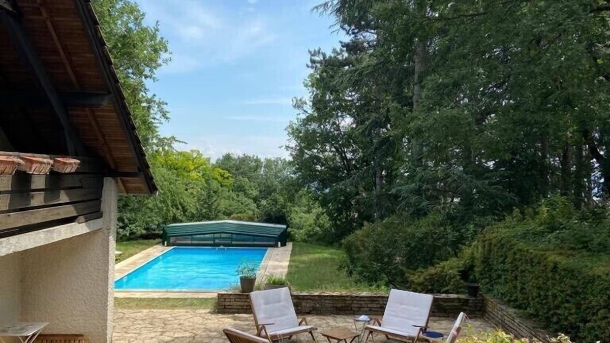 Givry House | Villa above vineyards with swimming pool