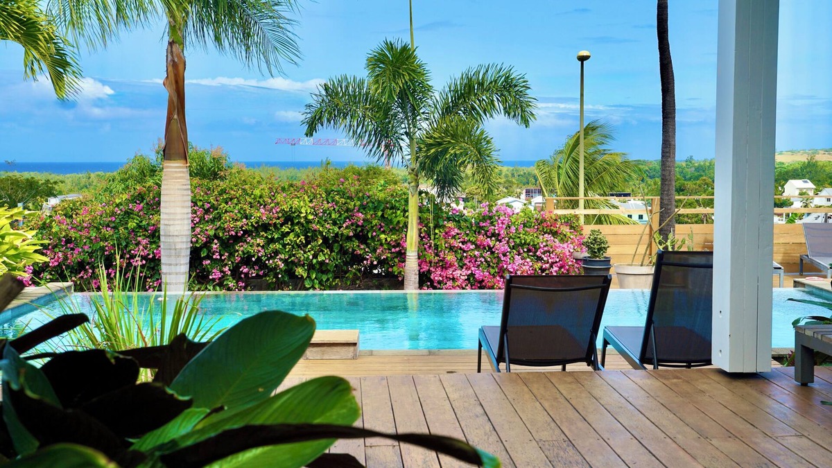 L'Etang-Sale Villa | Villa Acacias, Villa Acacias, piscine et vue panoramique