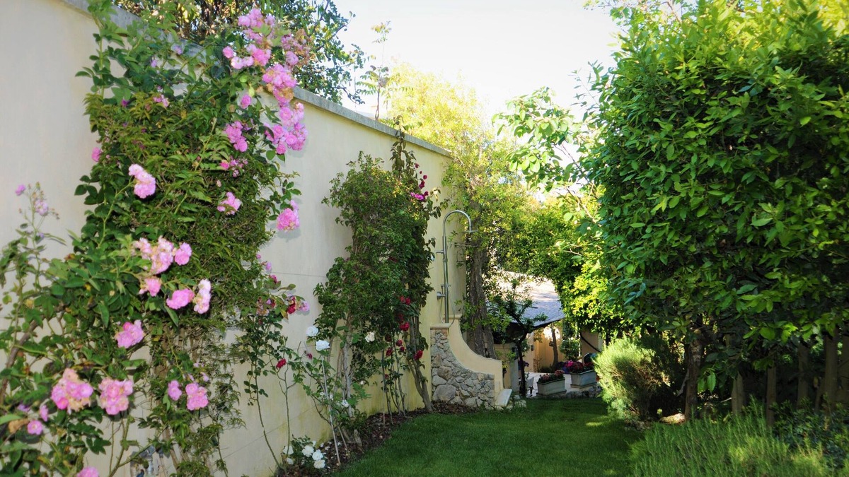 Marina di Marittima Villa | Villa Acquaviva avec un jardin méditerranéen et pieds dans l'eau