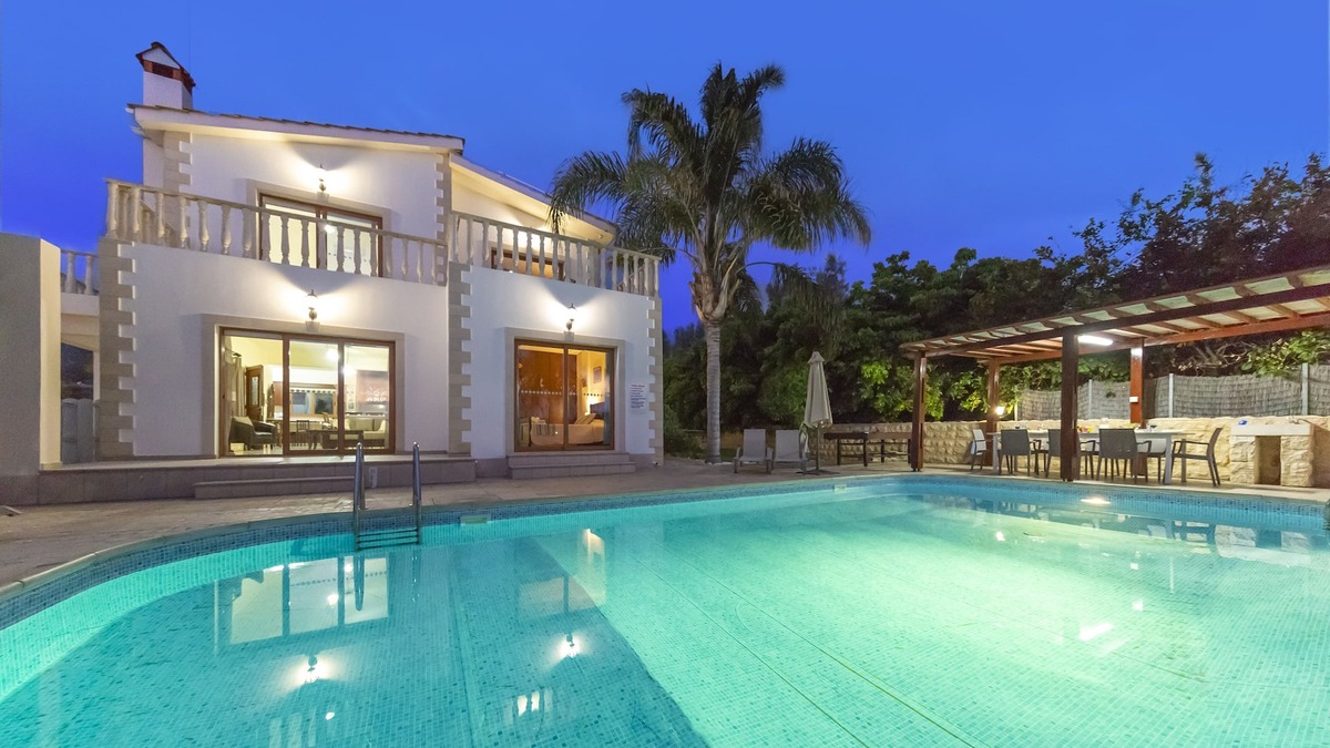 Argaka Villa | Villa Alasia - a beach villa with heated pool that sleeps 8 guests in 4 bedrooms