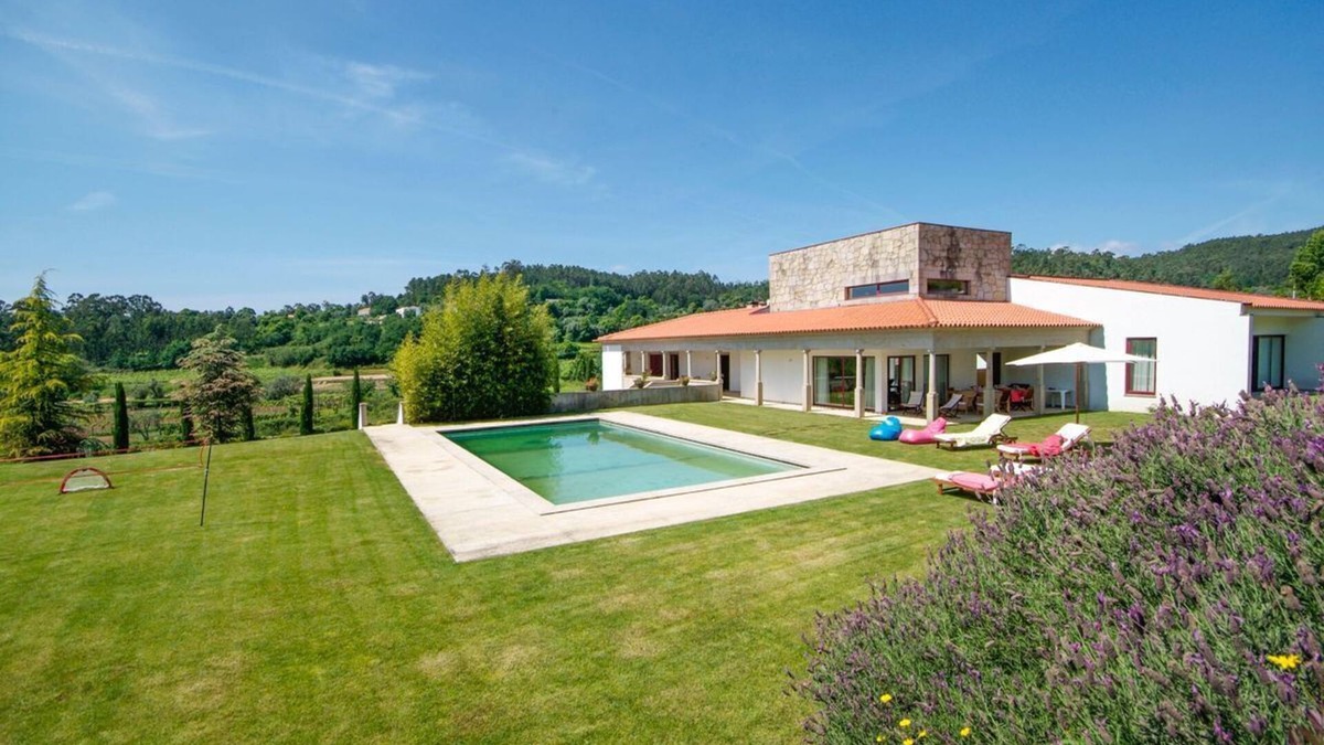 Fornelos Villa | Villa Alexa - Six Bedroom Villa, Sleeps 12