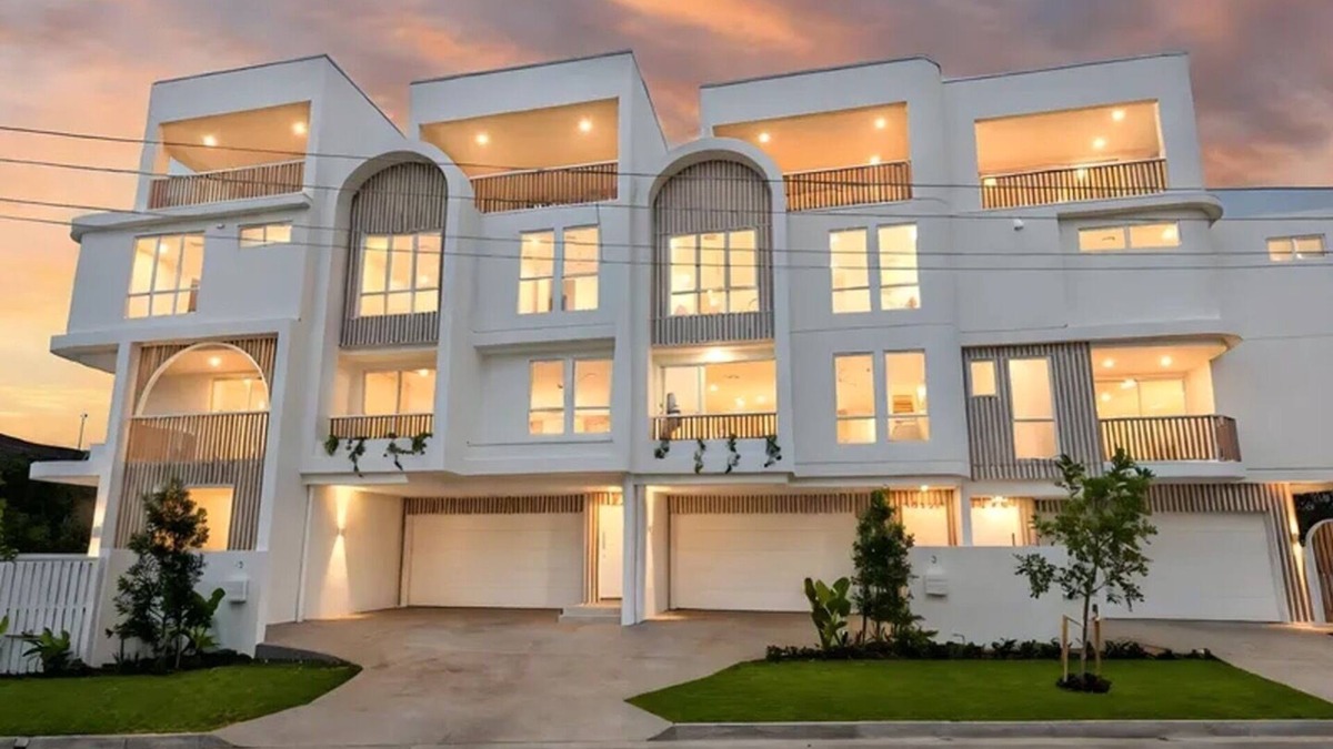 Runaway Bay House | Villa Amalfi - 3 Bedroom, 4 bathroom and 2 living areas