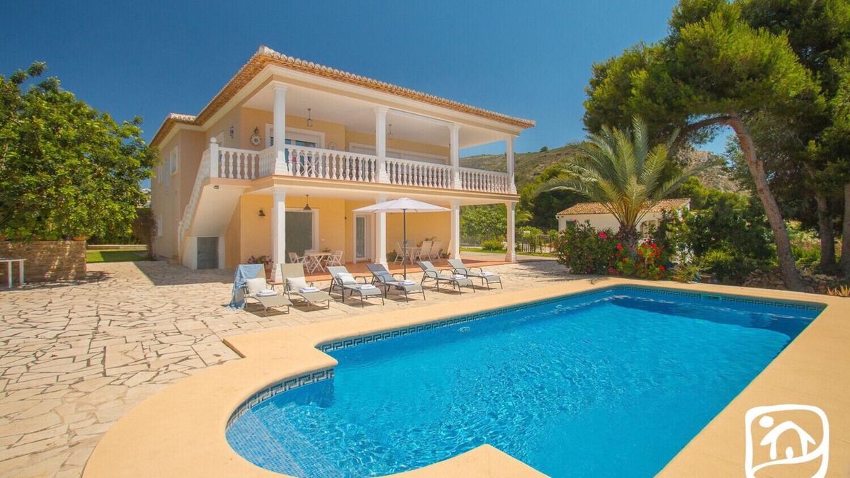 Arnella Villa | Villa AMBAR by Abahana Villas