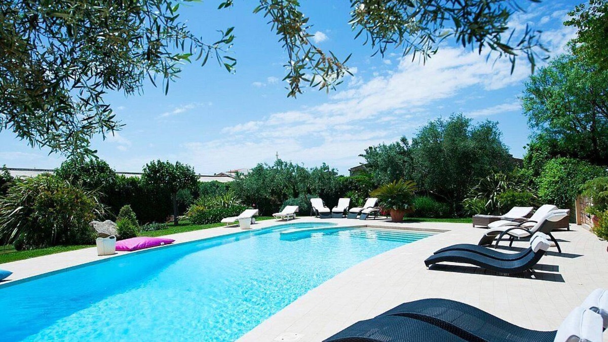 Modica Villa | Villa Ametista: A characteristic and welcoming three-story villa in a quiet position, surrounded by the Sicilian countryside, with Free WI-FI.