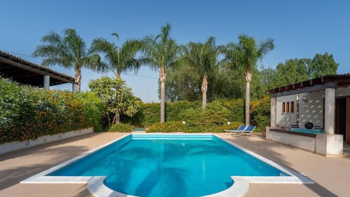 Triscina Villa | Villa Amurusanza- poolside guest house