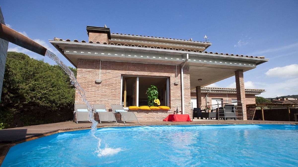 Llinars del Valles House | Villa + Apart. 20'beach, near Bcn, 2 pools, wifi, 23people, train direct aerport
