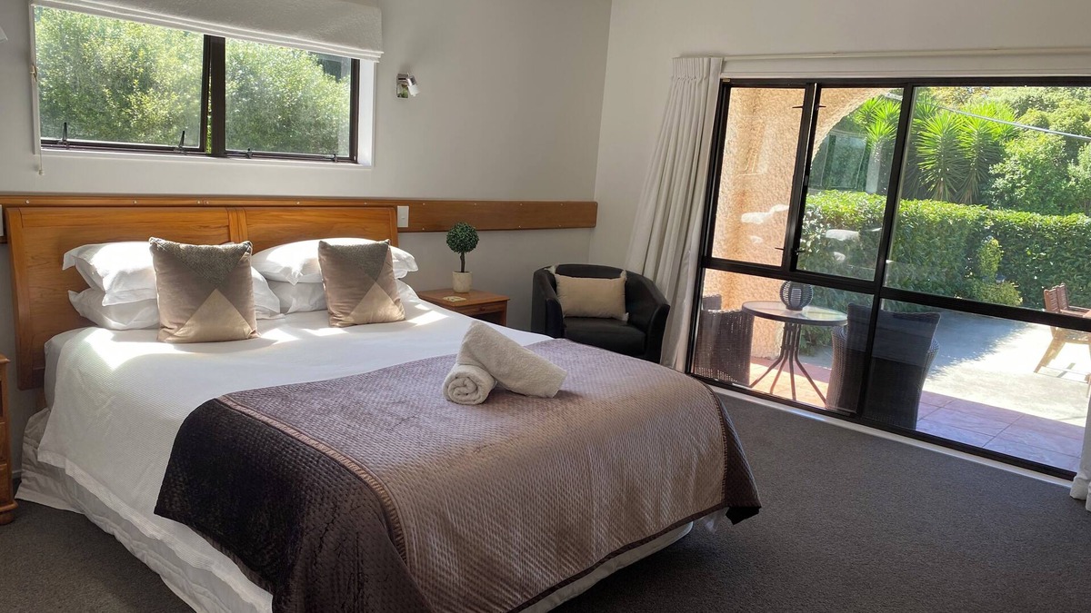 Haumoana Villa | Villa at Parkhill Lodge with heated pool in summer