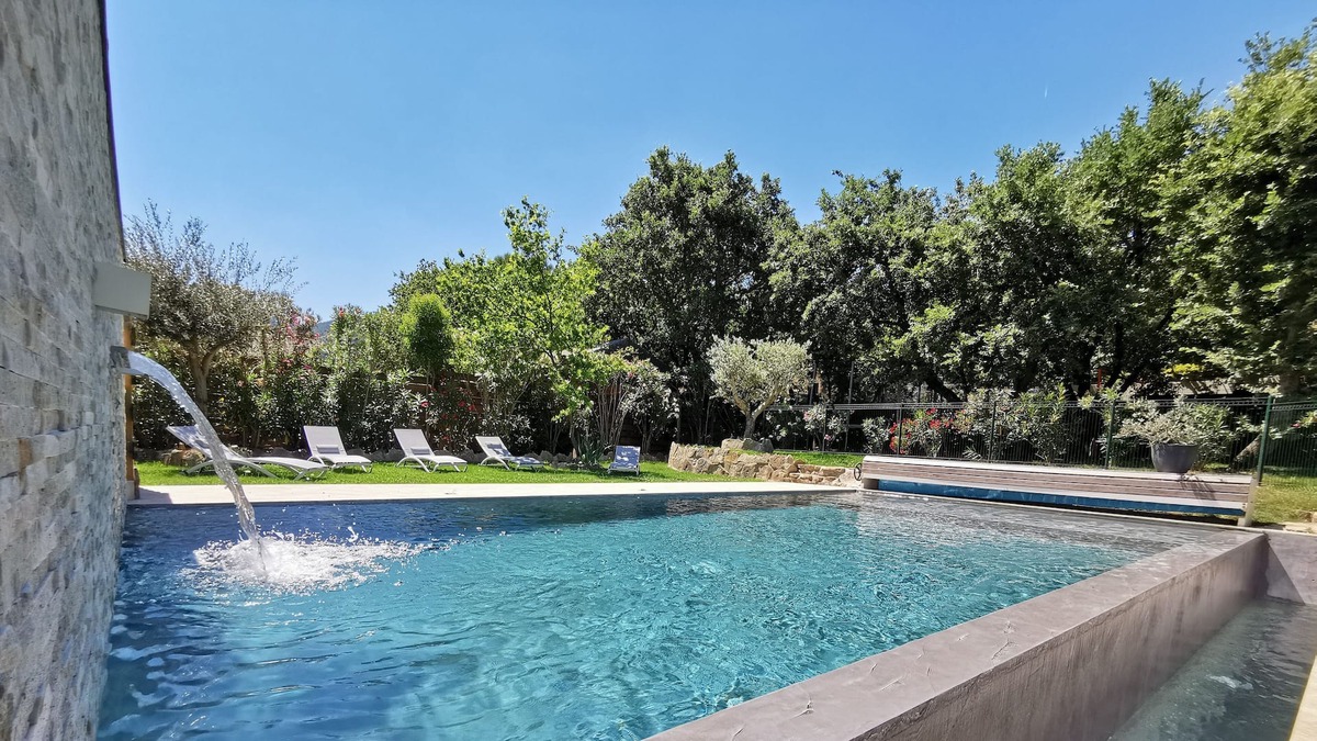 Maubec Villa | Villa at the foot of the Luberon heated pool