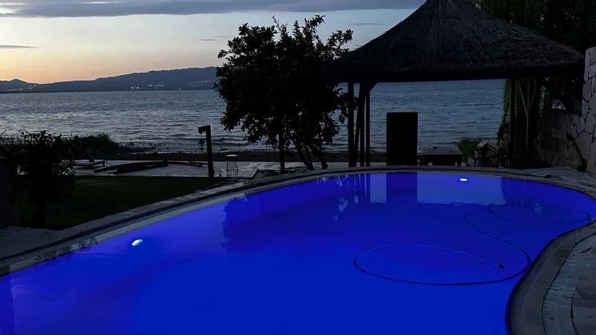 Orhangazi Villa | Villa Atroa Lakehouse - 4 Bedroom Villa on İznik Lake