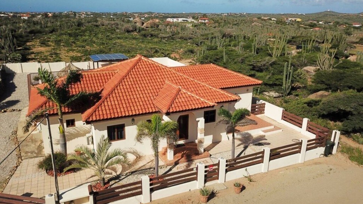 Ayo Villa | Villa Ayo Dushi. The property is located in the middle of nature.