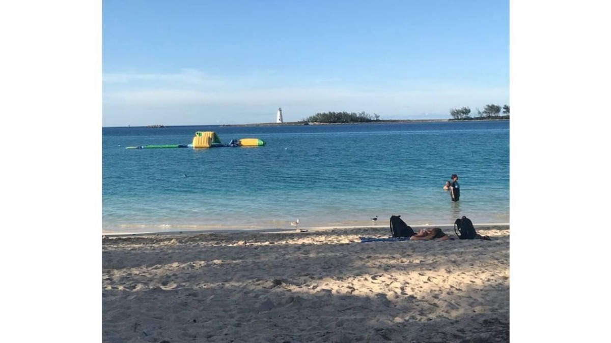 Nassau Villa | Villa Bella: 5 minutes walk to beach and bars