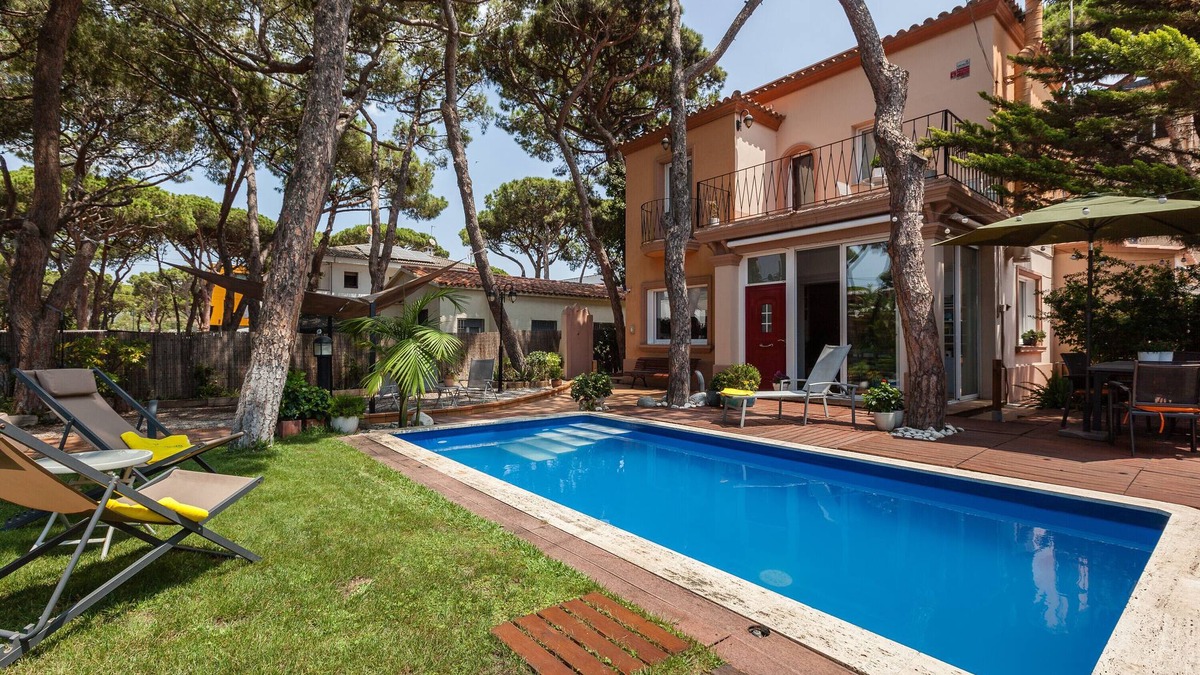 Castelldefels Villa | Villa 'Bella Estança' with Private Pool, Wi-Fi and Air Conditioning