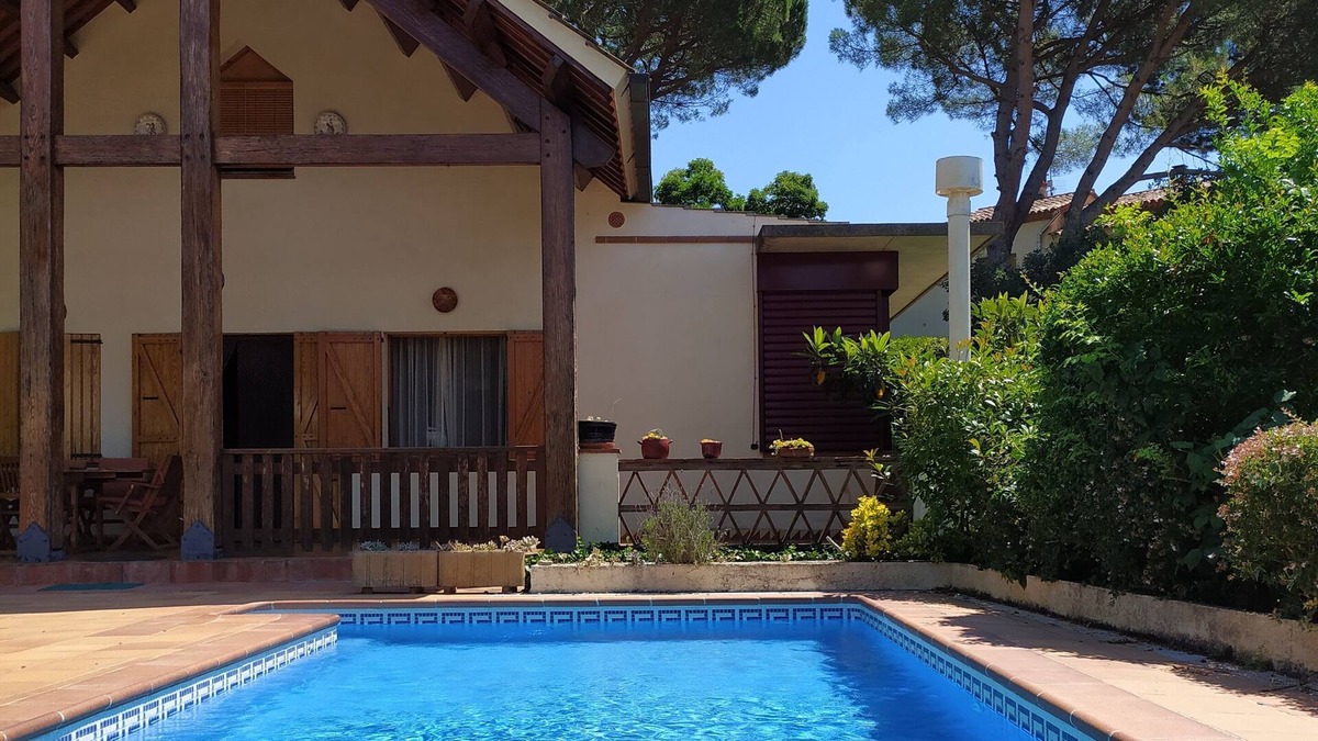 Vallgorguina Villa | VILLA BETWEEN NATURAL PARKS