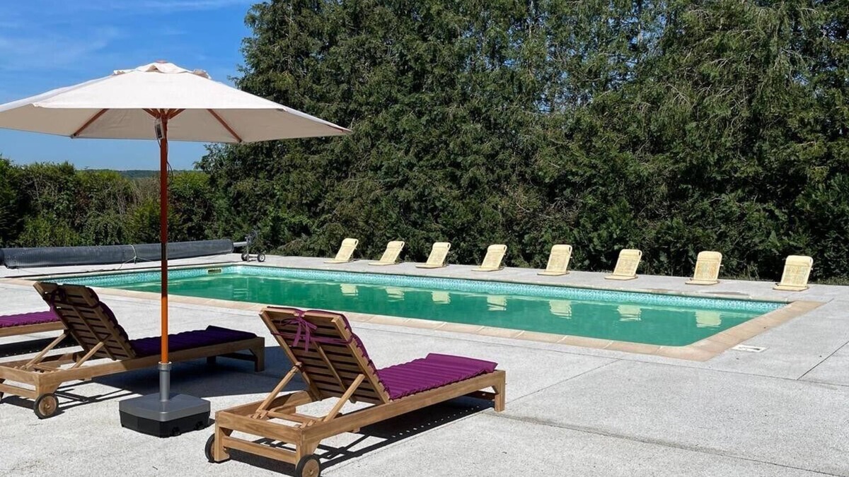 Cezy Villa | Villa Bien-être et Fête : Jacuzzi, Sauna, Court de Tennis, Piscine D'été, Étang