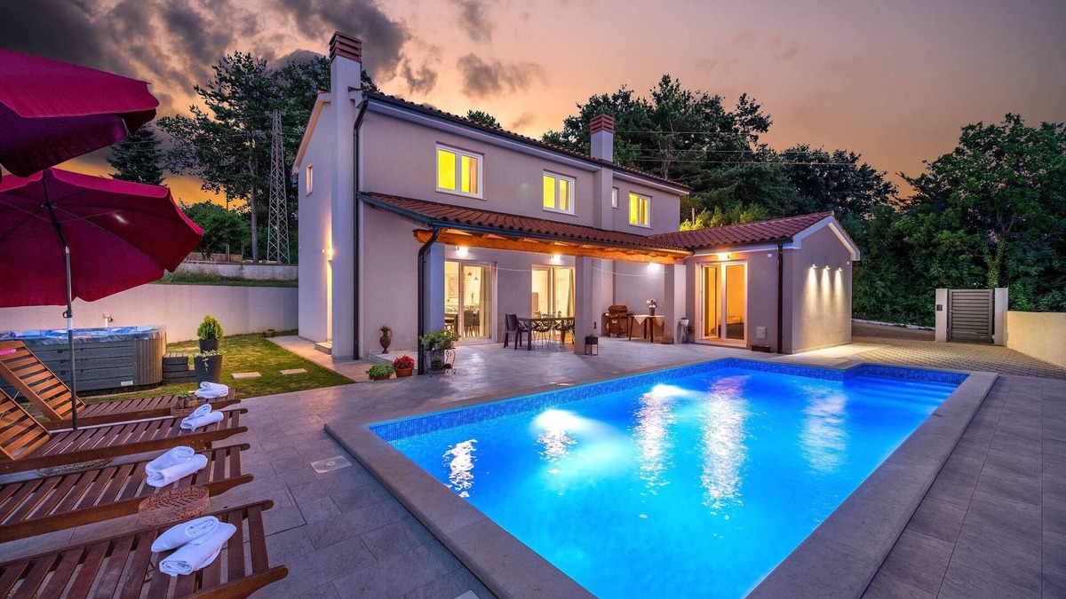 Bratulici Villa | Villa Blaise with Pool, 4 Bedrooms with 4 Private Bathrooms, Hot Tub