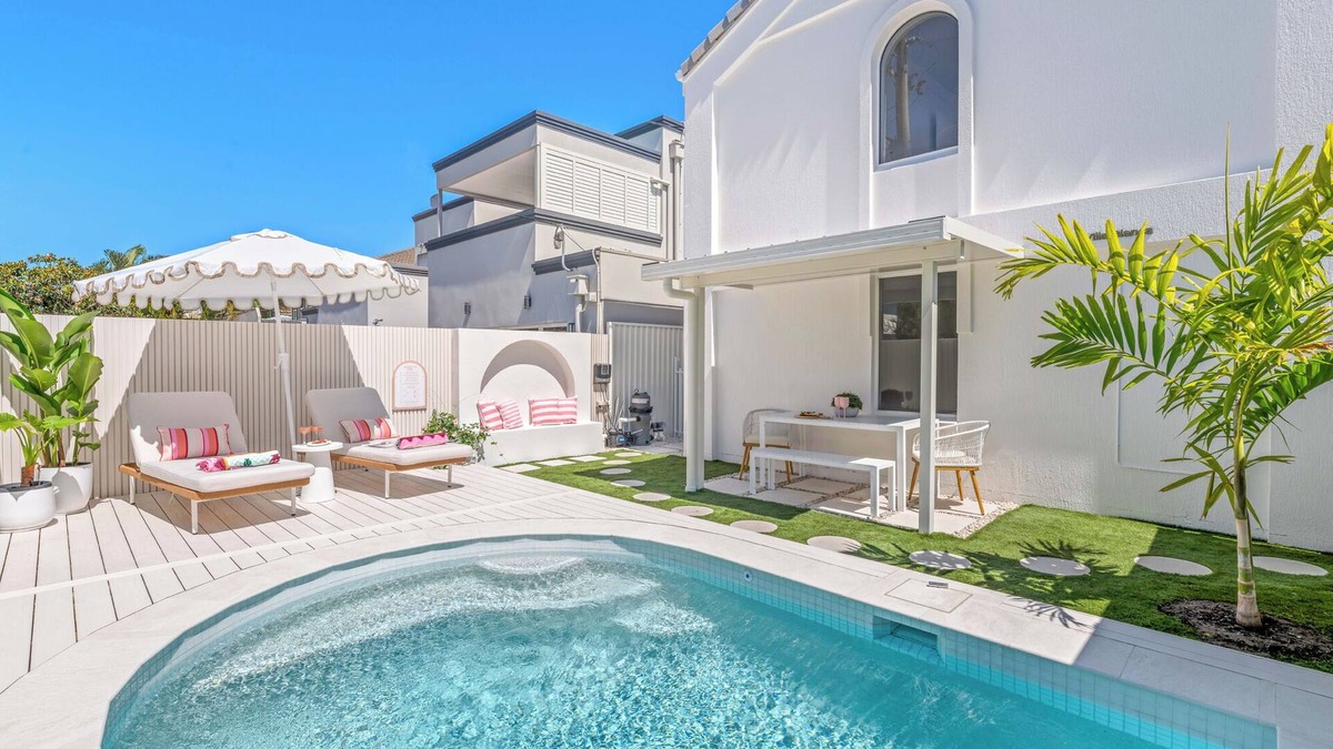 Bundall Villa | Villa Blanca, your private oasis, awaits.