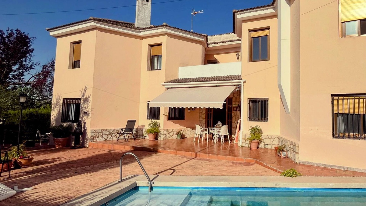 Requena House | Villa Bobal - Exclusive relaxing getaway with swimming pool, BBQ, wine and nature