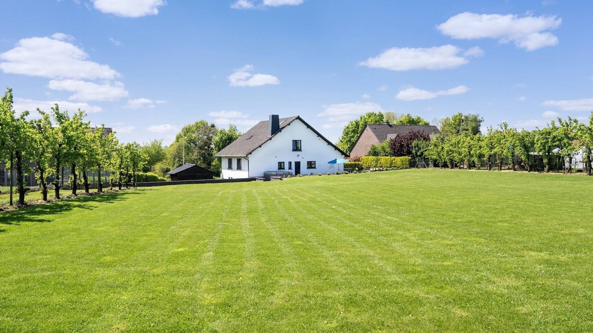 Borgloon Villa | Villa Borgloon with Blossom Views and Jacuzzi