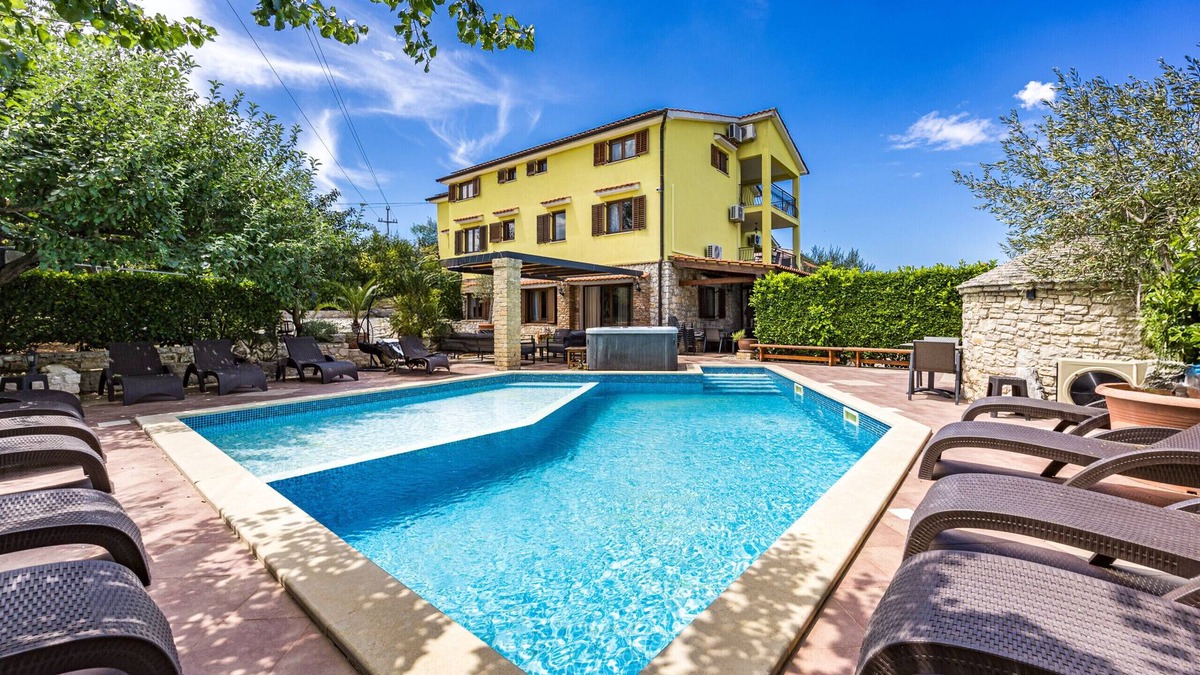 Strpacici Villa | Villa Bucks near Poreč for 20 persons with Sea View, Whirlpool, Sauna & Fitness