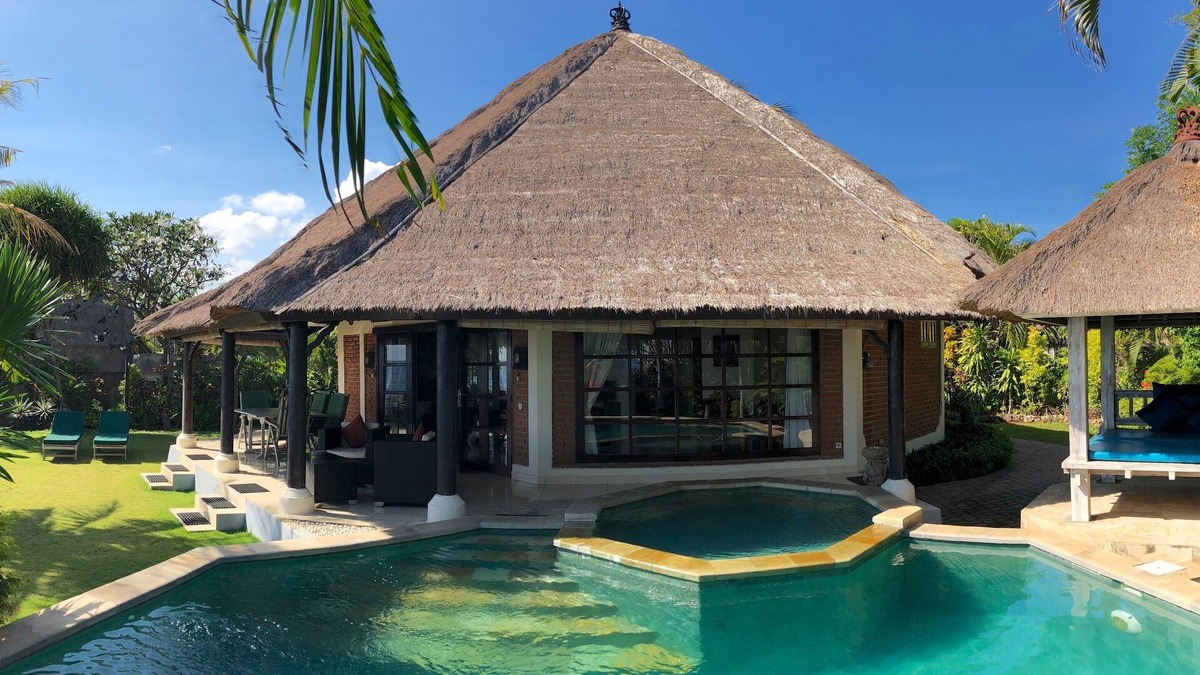 Dencarik Villa | Villa Bundar: fabulous beachfront villa with pool and with staff!