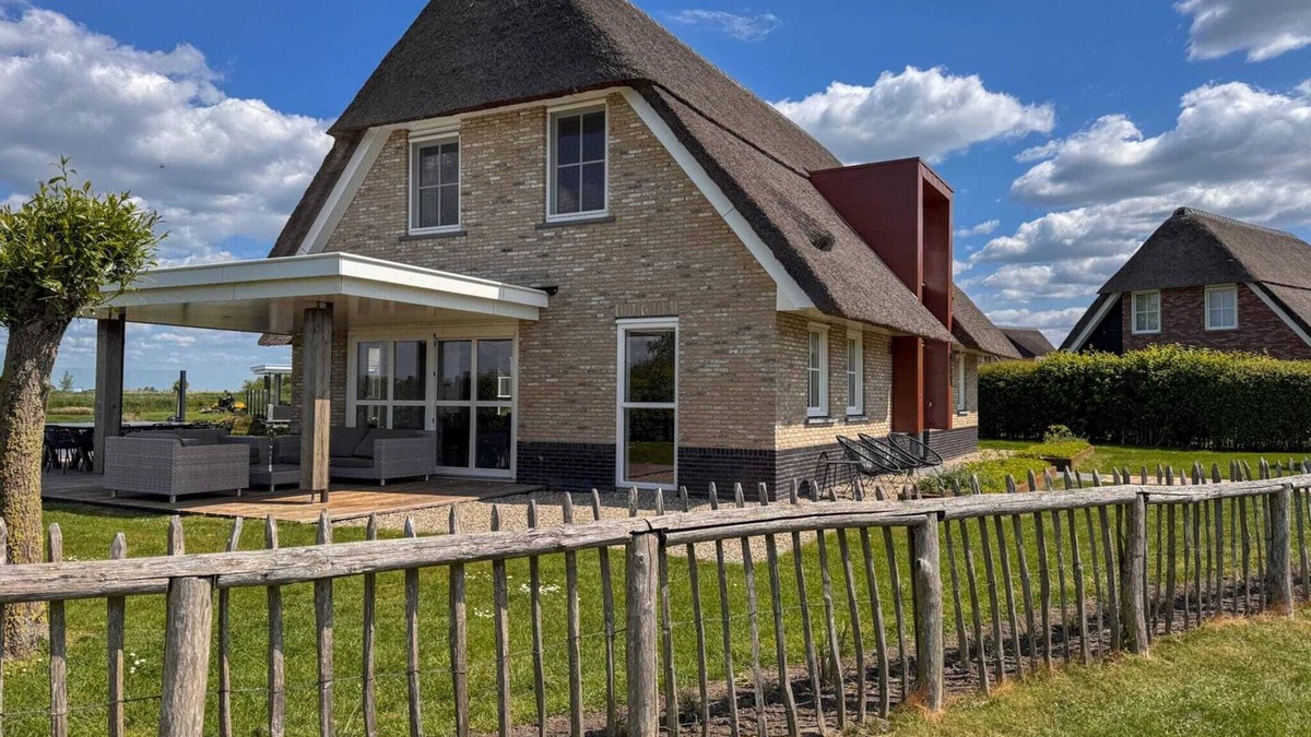 Delfstrahuizen Villa | Villa by Tjeukemeer with Sauna & Whirlpool