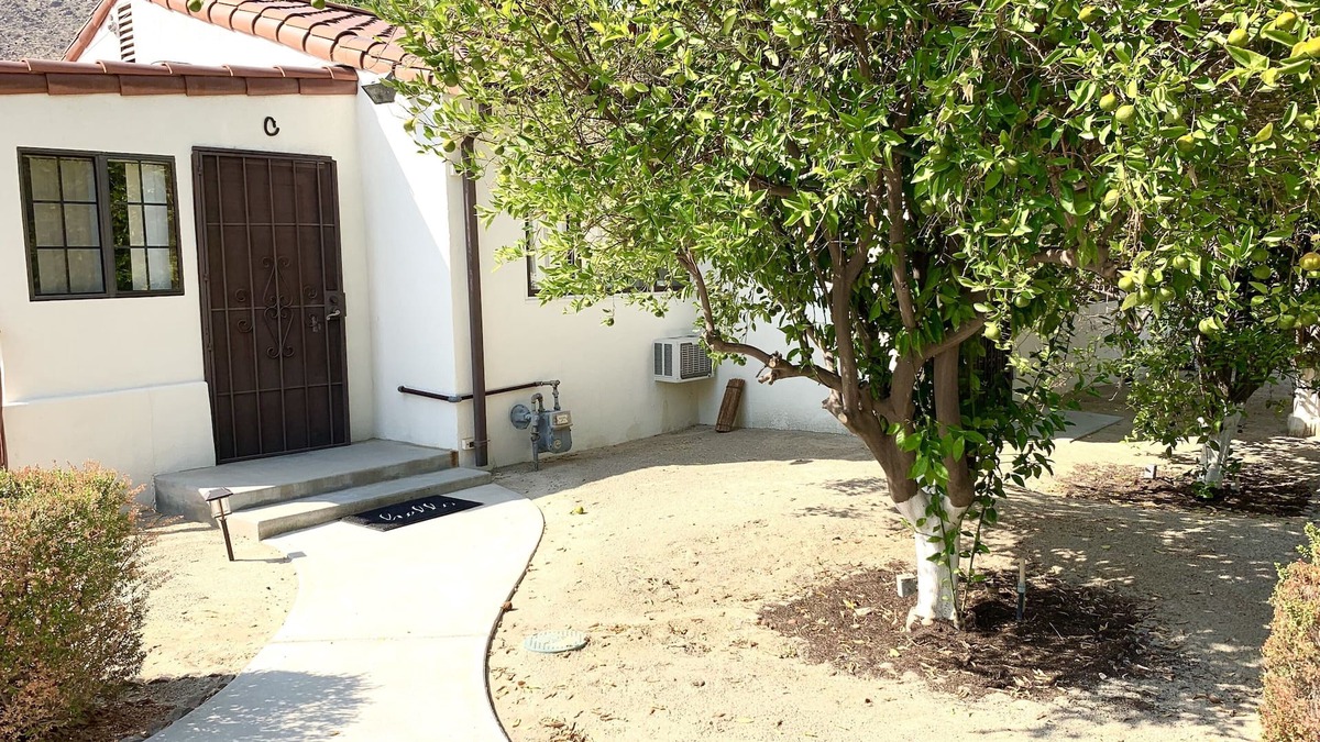 Historic Tennis Club Apartment | Villa C - a studio with kitchen. A few steps from downtown Palm Springs! 👑