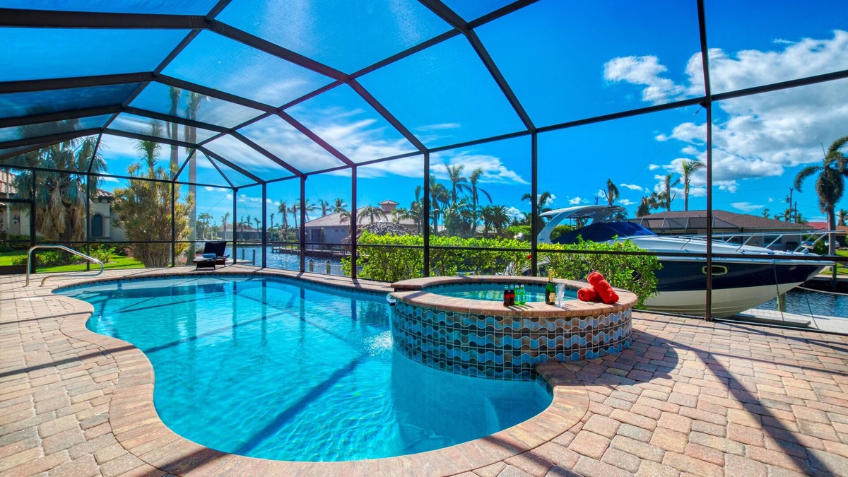 Caloosahatchee Villa | VILLA CALLA – HEATED POOL & SPA | GULF ACCESS | CANAL VIEW | BOAT RENTAL + TOURS VOUCHER INCL.