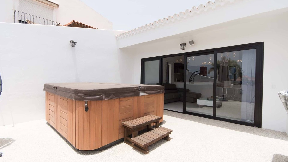San Eugenio Villa | Villa Canaria. Stunning 3 Bedroom Villa. Jacuzzi. Central Location.