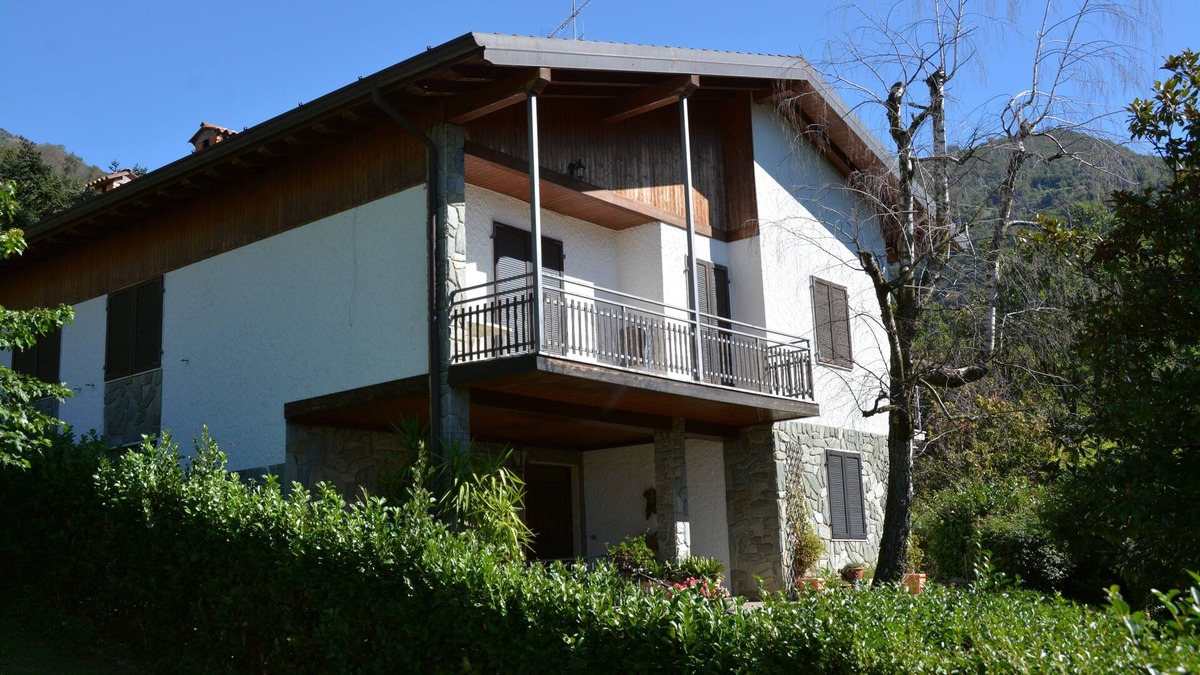 Viadanica Apartment | Villa Carla: Oasi di Relax tra Montagne e Lago, con Ampi Spazi e Giardino
