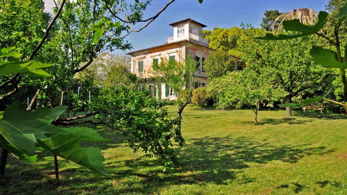 Sarzana Villa | VILLA CARLOTTA 9 PAX, Historic villa, BBC, WI-FI, Beautiful Garden, near 5Terre