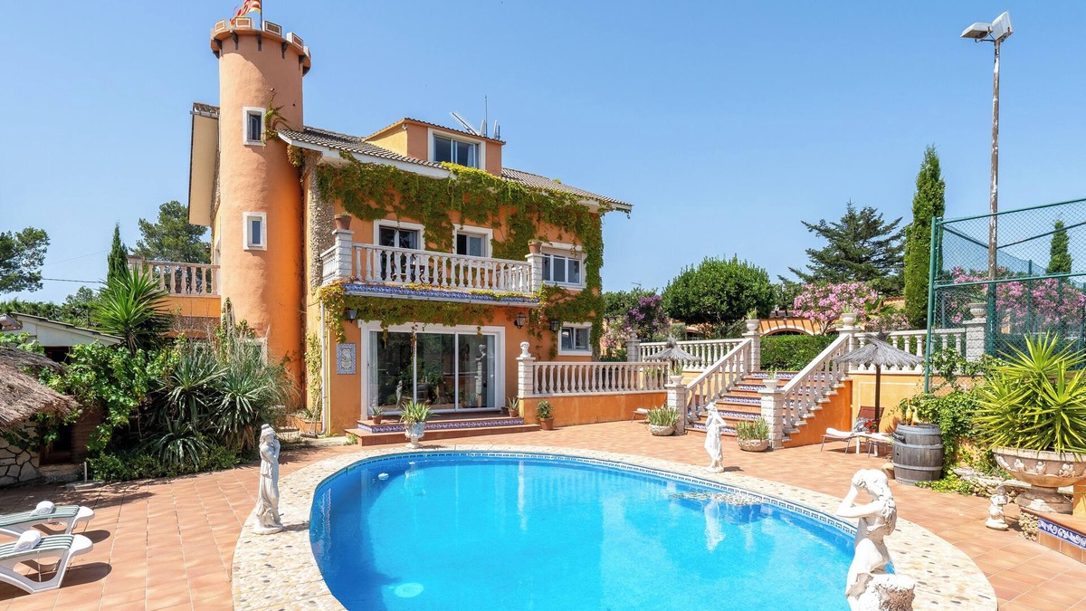 Torrelles de Foix Villa | Villa 'Casa Del Vino' with Mountain View, Private Pool and Wi-Fi