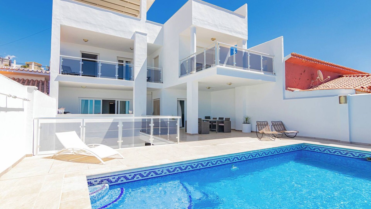 Almayate Bajo Villa | Villa 'Casa Flores 047' with Sea View, Wi-Fi and Air Conditioning