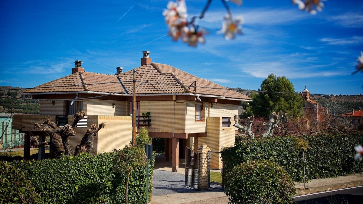 Nuevalos Villa | Villa Castro luxury next to the Monasterio de Piedra