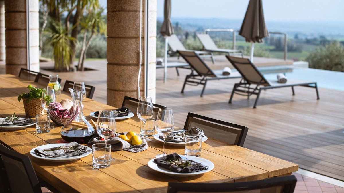 Cavaion Veronese Villa | Villa Cavaion - sophisticated villa with infinity pool, park & 180° lake view