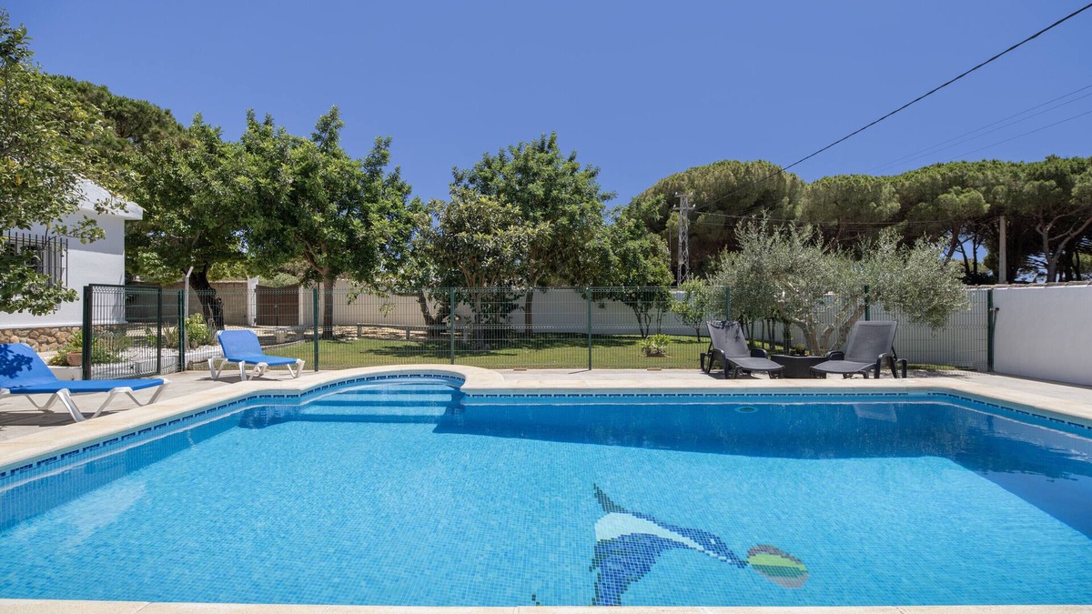 Chiclana de la Frontera Villa | Villa 'Chalet Good Vibes' with Private Pool, Wi-Fi and Air Conditioning