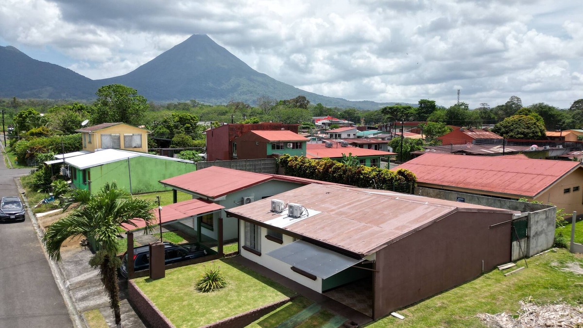 Barrio Pilo House | Villa Chelis - Downtown La Fortuna