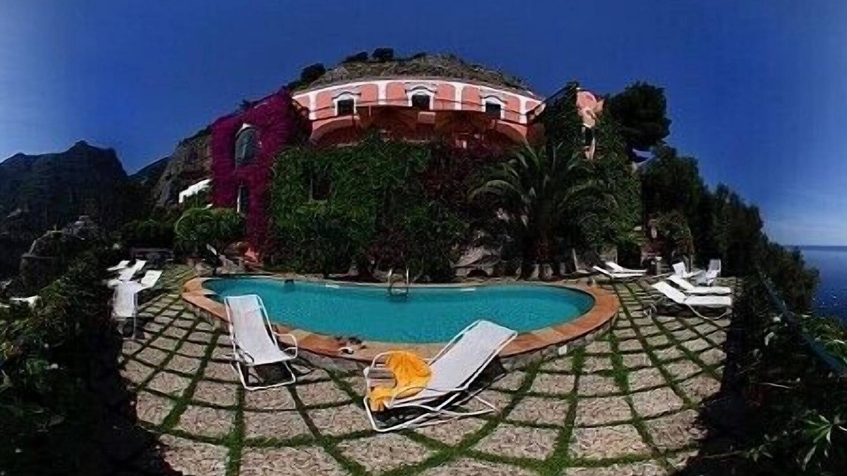 Liparlati Villa | Villa Chimera: A splendid historical villa which faces the sun and the sea, with Free WI-FI.