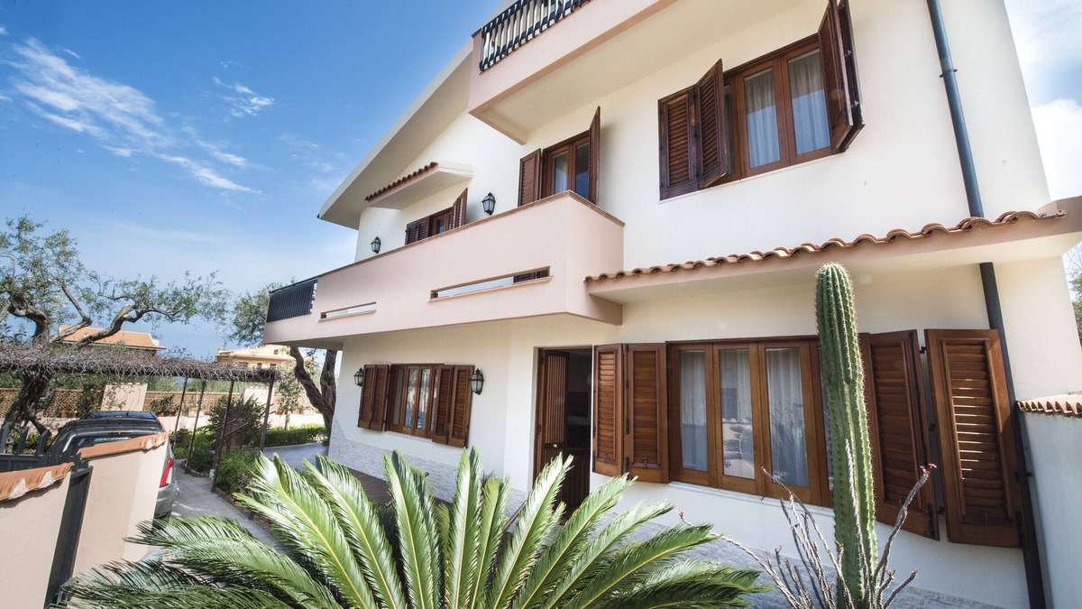 Province of Messina Villa | Villa Chorisia. Antique furniture Villa, large rooms and quiet area