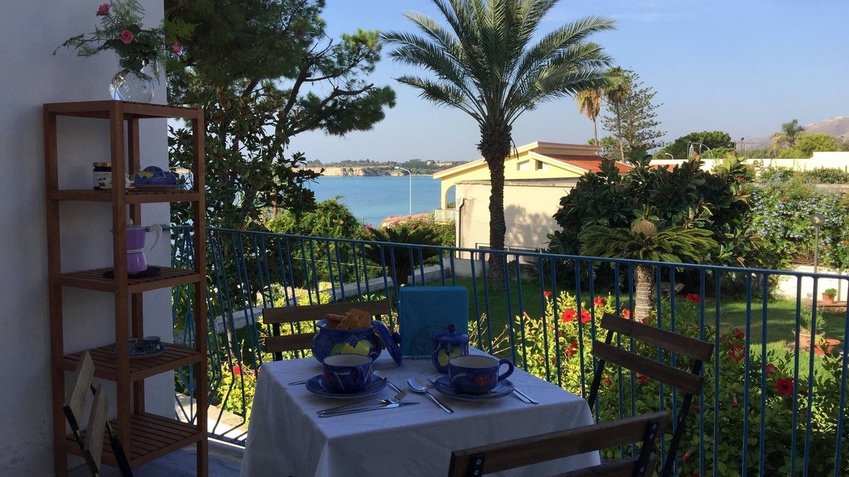 Fontane Bianche Apartment | Villa Clara - Apartment in villa one step away from the sea