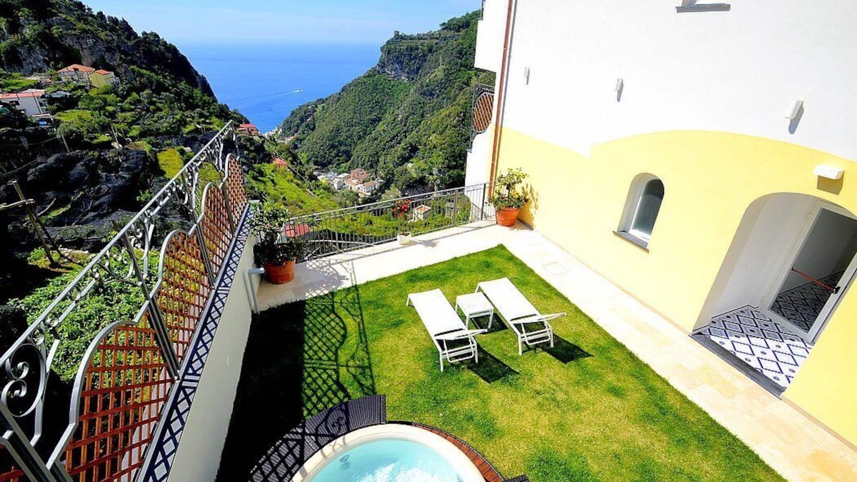 Pontone House | Villa Clarice B, fully refundable with voucher*: A bright and sunny studio apartment in a quiet position, located on a hillside above the sea, with Free WI-FI.