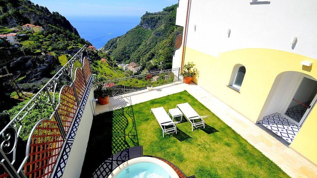 Pontone House | Villa Clarice E, fully refundable with voucher*: An elegant and modern studio apartment in a quiet position, located on a hillside above the sea, with Free WI-FI.