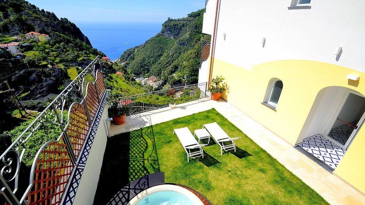 Pontone House | Villa Clarice F: A bright and sunny studio apartment in a quiet position, located on a hillside above the sea, with Free WI-FI.