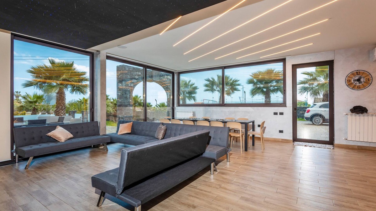 Catania Villa | Villa 'Clelia - Jacuzzi Garden' with Sea View, Whirlpool and Air Conditioning
