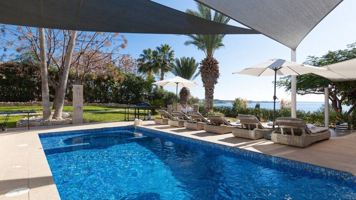 Chlorakas Villa | VILLA CLEOPATRA 5 bed, 20 metres from Ocean, Stunning Sea Views, Roof Terrace