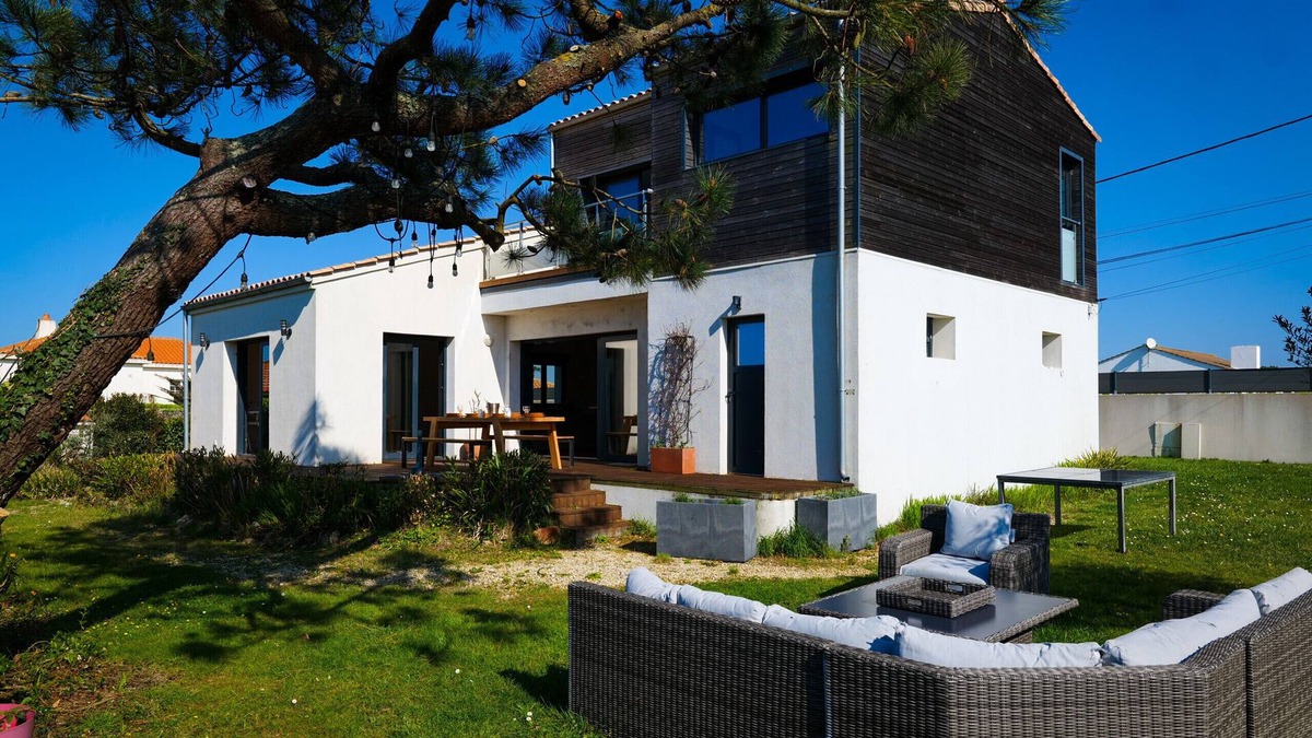 Chateau-d'Olonne Villa | Villa Colette - Bay of Cayola - 9 guests