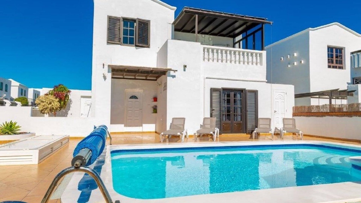 Puerto del Carmen Villa | Villa Colonia, Fabulous Luxury Villa 5 min beach, skyTV, h/pool, BBQ & more!