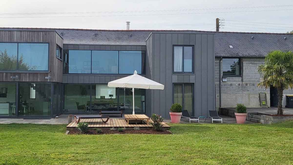 Liffre House | VILLA COMBINES MODERNITY AND STONES. IDEAL FOR FAMILY OR WORK