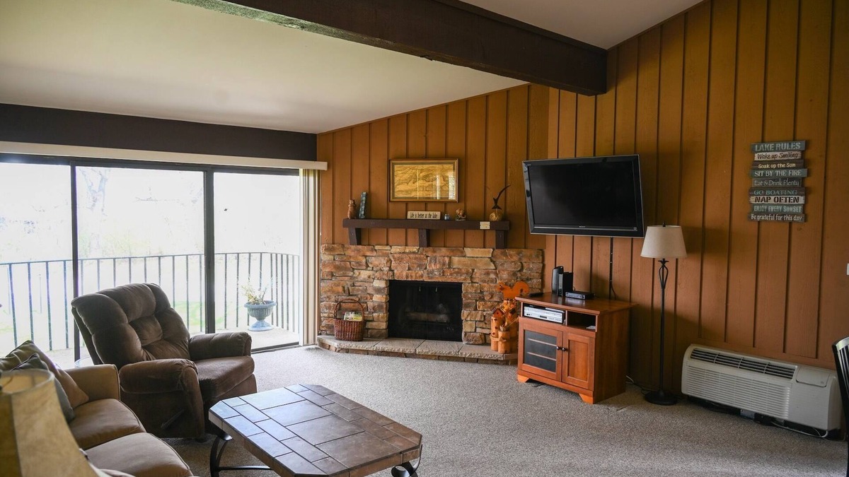 Lake Geneva Condo | Villa Como at Interlaken |Short Walk to Beach |Pool |Gas Fireplace |Ski at Alpine or Grand Geneva
