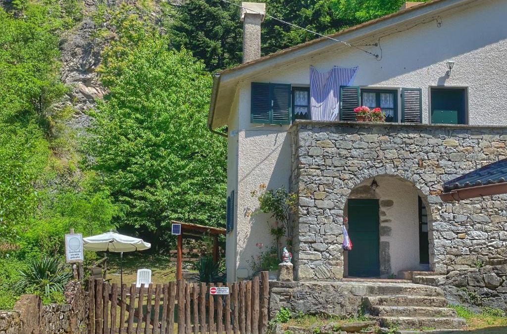 Borzonasca Apartment | Villa con bosco giardino e ruscello ad uso esclusivo